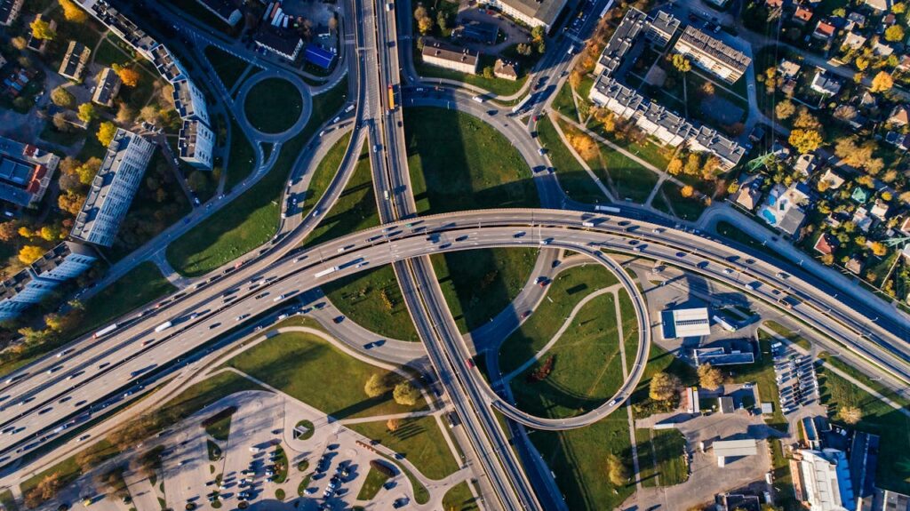 Transport Węzeł drogowy z lotu ptaka symbolizujący rozwiniętą sieć transportu drogowego SEVIUM w Polsce i Europie