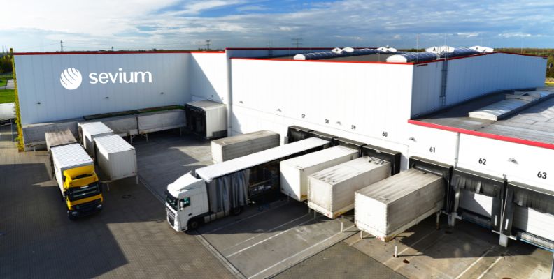 Spedycja Centrum logistyczne SEVIUM z dokami załadunkowymi – koordynacja transportu ciężarowego na terenie całej Europy